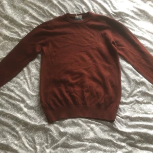 Brun tröja från John Henric - Säljer en snygg brun tröja från John Henric i storlek L. Perfekt för höst och vinter med sin varma och sköna känsla. Tröjan har långa ärmar och en klassisk design som passar till allt. Ett måste i garderoben! 🍂