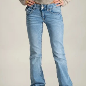 Blå bootcut jeans - Säljer ett par snygga blå bootcut jeans i mycket bra skick. De är högmidjade och har en klassisk femficksdesign med knappar och dragkedja fram. Perfekta för både vardag och fest! 🦋