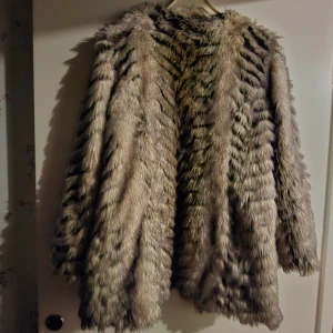 Pälsjacka från A|wear - Säljer en supercool pälsjacka från A|wear i storlek medium. Den är fluffig och har ett mönster som påminner om zebra, perfekt för att sticka ut i mängden. Jackan är långärmad och har en lyxig känsla, perfekt för höst och vinter. Passar både till fest och vardag!