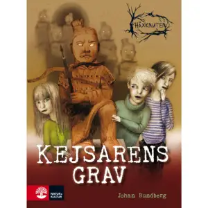 Det har redan blivit vinter, men Sebbe kan inte skaka av sig minnena från sommaren på pensionat Solöga. Han har blivit rädd för mörkret, och dessutom oroar han sig för sin mamma som inte får några skådespelarjobb. Samtidigt är Sebbe glad att få umgås med Max och Manda igen. Manda har fått en roll i kommande års julkalender som spelas in på Östasiatiska museet på Skeppsholmen i Stockholm. Under museet fnns ett bergrum där en ny utställning håller på att byggas upp. Men hur kommer det sig att en av de tunga statyerna plötsligt står vänd åt andra hållet? Och vem, eller vad, är det som attackerar museiarbetarna? Snart är vännerna indragna i ett nytt mysterium där hårresande sammanträffanden avlöser varandra. En kittlande kombination av isande skräck och smart humor.   Kejsarens grav är den andra delen i trilogin Häxknuten. Missa inte den första delen: Vålnadens röst.  Om Vålnadens röst:  »Sällsynt skickligt berättad, med humor och intelligens och fera överraskande vändningar. Och riktigt, riktigt läskig!« Lotta Olsson, DN   Johan Rundberg är författare med fertalet bilderböcker och kapitelböcker bakom sig. Kärlekspizzan, den första delen om Movits Lind, nominerades till Barnens romanpris. Den tredje och sista delen i serien Häxknuten utkommer hösten 2018.    Format Inbunden   Omfång 212 sidor   Språk Svenska   Förlag Natur & Kultur Allmänlitteratur   Utgivningsdatum 2018-03-17   Medverkande Lotta Geffenblad   ISBN 9789127153103  
