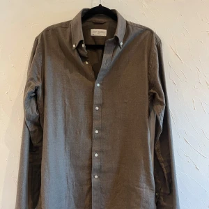 Grön skjorta från John Henric - Säljer en stilren grå skjorta från John Henric i storlek 37. Perfekt för både vardag och festliga tillfällen. Materialet känns mjukt och bekvämt. Passar bra till både jeans och kostymbyxor. Ett måste i garderoben! 