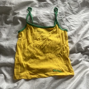 Gult linne - Säljer detta linnet som har jätte cool färgkombination med gul och grön🇧🇷Köpt på Urban outfiters och knappt använt!