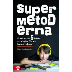 De finns. Supermetoderna som hjälper ditt barn att lyckas i skolan. En handfull strategier vars överlägsna effekt bevisats i flertalet studier. De får ditt barn att lära sig mer och minnas längre, utan att det tar mer tid. Och det bästa av allt: de är enkla att förstå och att använda. Med stöd i forskning och med roliga exempel förklarar Maria Sundén Jelmini hur och varför supermetoderna fungerar. Metoderna kan användas för de flesta skolämnen, men särskild uppmärksamhet ägnar hon åt vad många barn tycker är svårast: matematik och språk. Till varje supermetod får du konkreta tips och verktyg för hur du och ditt barn tillsammans kan använda metoderna hemma på effektiva sätt. Boken tar även upp vad du som förälder kan göra när det inte fungerar, när motivationen tryter eller när skärmen tar för mycket uppmärksamhet från pluggandet. Kort sagt: Med Supermetoderna får du de bästa förutsättningarna för en vardag utan tjat, bråk och stress! Maria Sundén Jelmini har under flera år varit chef för nyhetsredaktionen på SvD. Nu är hon reporter med vetenskapsfokus och skriver om frågor som rör lärande, minne och hjärnan. Läs Svenska Dagbladets intervju med Maria Sundén Jelmini.      Format Flexband   Omfång 191 sidor   Språk Svenska   Förlag Natur & Kultur Akademisk   Utgivningsdatum 2019-12-12   ISBN 9789127825055  