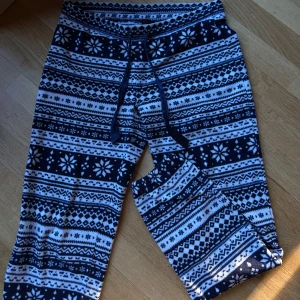 Mönstrade mjukisbyxor från H&M - Supermysiga mjukisbyxor från H&M i storlek S. De är blå och vita med ett snyggt vintermönster. Perfekta för kalla dagar hemma. Byxorna har en lågmidjad passform med snörning i midjan. 💙❄️