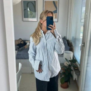 Samsøe Samsøe skjorta - -Samsøe Liam shirt  -Herrmodell men ack så snygg på! Perfekt bas-skjorta! -Använd någon enstaka gång, mycket bra skick! -Storlek M men passar allt från XS-M, beroende på hur man vill att den ska sitta!  -Material: 100% bomull