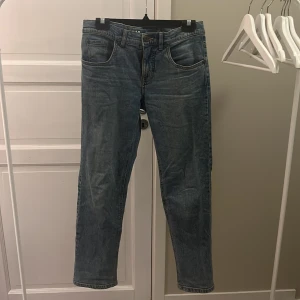 Blå jeans från LAB Industries - Säljer ett par snygga blå jeans från LAB Industries i storlek 164. De har en klassisk straight fit och är tillverkade i hållbart denim. Perfekta för både vardag och fest! 🕺
