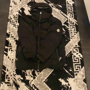Moncler jacka  - Hej säljer denna Moncler jackan pga den inte kommer till användning längre köptes för ungefär 1år 1,5år men jackan passar längden 164-170 ungefär lite hål under armen men annars är den i ganska bra skick tar imot byten också om du har något intressant så är det bara att höra av er ! Hör av er via intresse/frågor