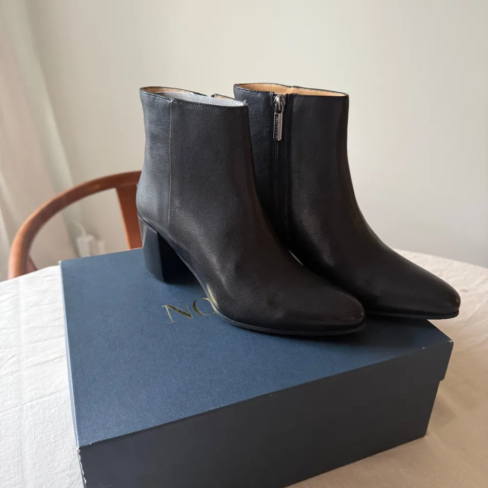 Snygga svarta boots i skinn från Novita. De har en stilren design med dragkedja på sidan och en bekväm klack. Perfekta för både vardag och fest! 🖤. Skor.