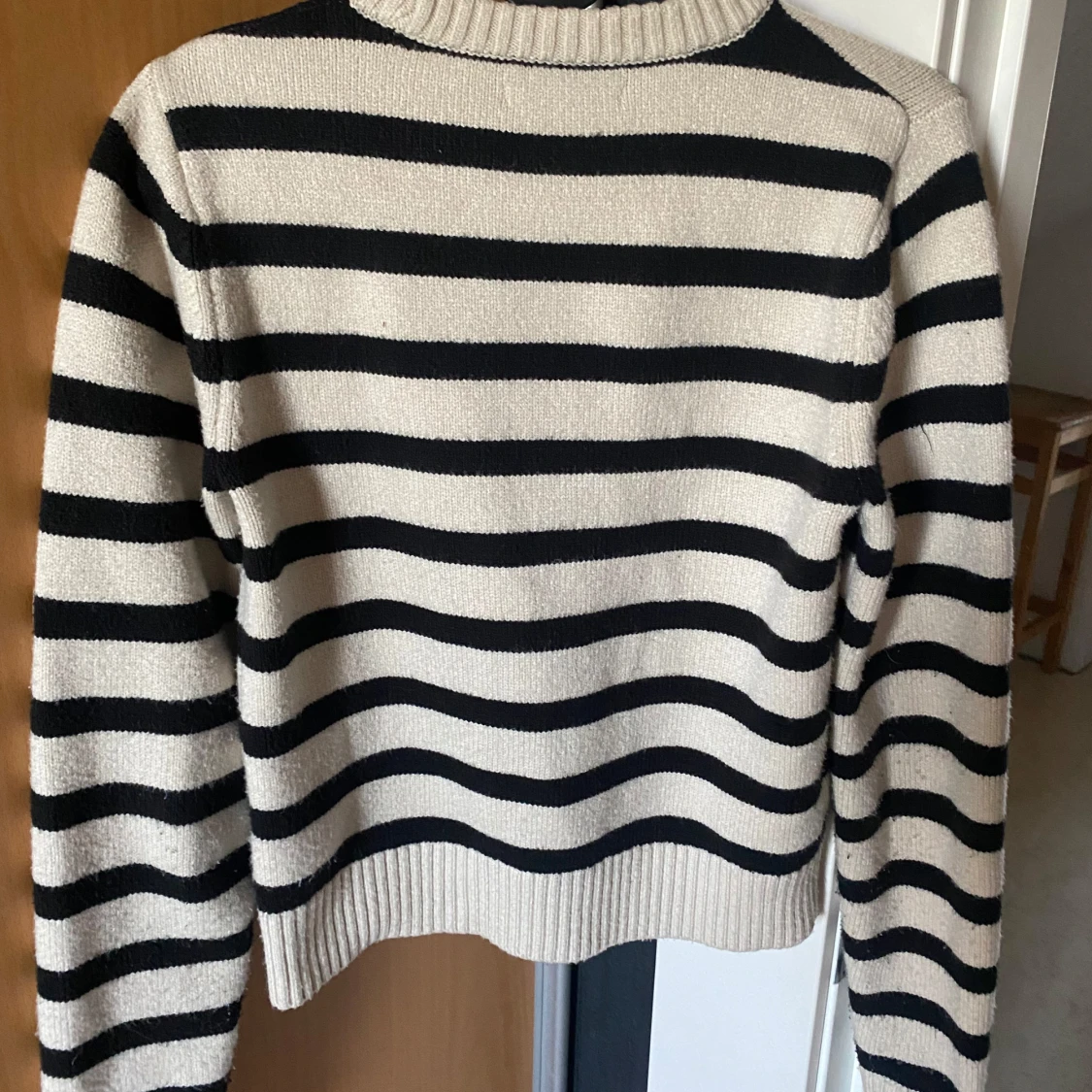 Randig stickad tröja - 1