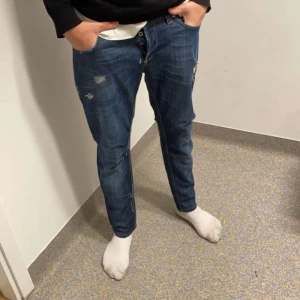 Dondup jeans - Feta dondup jinz med sköna slitningar😍 Skicket är 10/10 och storleken 35 men passar som 32! Modellen på bilden är 184 cm. Skriv vid bud elle funderingar!