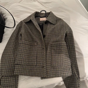 Rutig kappa ifrån Nelly  - Säljer en superfin rutig kappa från Nelly.Den enbart använd 1 gång.  Strl xxs men mer som en xs.