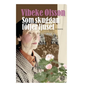 Som skuggan följer ljuset (pocket) - 1932, året efter skotten i Ådalen blir dramatiskt på Svartvik, först en sågverksstrejk där Svartviks arbetare står ensamma, sedan en massastrejk över hela Sverige. Den ideologiska maktkampen mellan socialdemokratin och kommunismen präglar både strejkledningen och vardagslivet och skär rakt igenom Brickens familj. Bricken är nu 63 år och funderar mycket över hur hon ska förmedla minnen, hopp och framtidstro till barn och barnbarn. Mycket är osäkert och det är Bricken van vid ändå hade hon aldrig kunnat ana vad som ska hända hennes familj. Som skuggan följer ljuset är Vibeke Olssons sjunde bok om sågverksarbetaren Bricken. De tidigare heter Sågverksungen, Bricken på Svartvik, Sågspån och eld, Amerikauret, Glödens färger och Som ett träd i skogen. Sagt om de tidigare böckerna Vibeke Olssons trilogi förtjänar att bli klassisk. Det är ett stycke genuin arbetarhistoria. Erik Löfvendahl, Svenska Dagbladet VIBEKE OLSSON föddes 1958 i Stockholm och är idag bosatt i Edsbyn. Som 17-åring debuterade Vibeke med ungdomsromanen Ulrike och kriget. Sedan dess har hon skrivit en lång rad romaner, många av dem i historiska miljöer. Mest kända är kanske Krigarens sköld och Molnfri bombnatt. Vibeke har mottagit ett flertal priser. För Sågverksungen fick hon Wallinpriset våren 2010, och under år 2013 fick hon ta emot den kungliga medaljen Litteris et Artibus, Birger Normanpriset och Sällskapet De Nios Vinterpris för sitt författarskap. År 2016 tilldelades hon Lars Ahlin-priset samt Ivar Lo-priset och 2018 mottog hon ST:s och SCA Forests jubileumsstipendium. 2021 tilldelades hon Moa Martinson-stipendiet, även kallat Moa-priset.    Format Pocket   Omfång 281 sidor   Språk Svenska   Förlag Libris förlag   Utgivningsdatum 2022-05-27   ISBN 9789173879583  