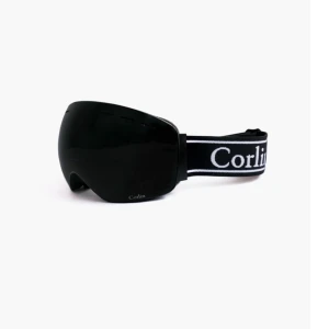 Svarta skidglasögon från Corlin - Snygga svarta skidglasögon från Corlin med en bred, justerbar rem i svart och vitt. Perfekta för vinterns alla äventyr i backen. Glasögonen har en modern design och ger ett bra skydd mot solen och snön. Passar både för nybörjare och proffs! Helt nya! Aldrig använda, säljer då resan blivit inställd.