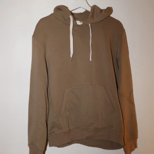 Beige hoodie - Säljer en snygg beige hoodie i bra skick. 
