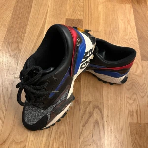 Sneakers  - Mycket bra och nya använda bara 2 gånger.