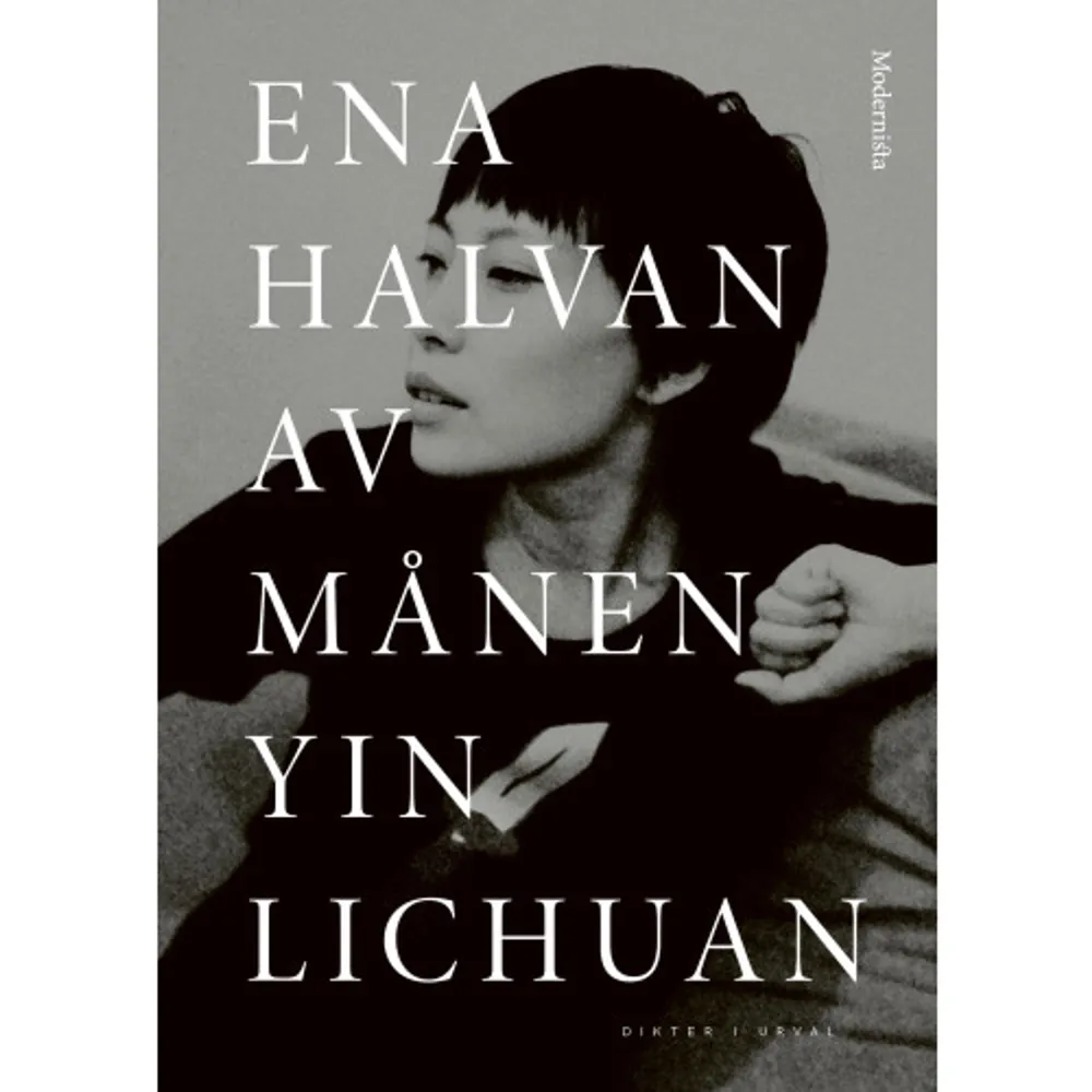 Yin Lichuans dikter uppsöker tillvarons viktiga platser, och ordsätter sig där. De återupplever och återupplivar, betraktar och betänker livsögonblicken: det erotiska begäret, den förlorade livsmöjligheten, den blinda fläcken, den åtrådda handlingen, den återsedda människan. På det viset erbjuder Yins poesi också ett panorama över en specifik och allmän kinesisk verklighet vi sällan eller aldrig får möta. Med urvalet dikter i Ena halvan av månen presenteras Yin Lichuan för första gången på svenska i bokform. I översättning och med ett förord av poeten och kritikern Göran Sommardal. YIN LICHUAN är en kinesisk poet, född 1973. Som medlem i författar- och konstnärskollektivet Underkroppen framträdde hon som en viktig talesperson förden punkiga sjuttiotalsgenerationen. Hon har publiceratpoesi, noveller och essäer i ett stort antal tidskrifter ochi böcker som Lite skönare och 37,8°.    Format Danskt band   Omfång 64 sidor   Språk Svenska   Förlag Modernista   Utgivningsdatum 2021-09-22   Medverkande Göran Sommardal   Medverkande Göran Sommardal   ISBN 9789180231978  . Böcker.