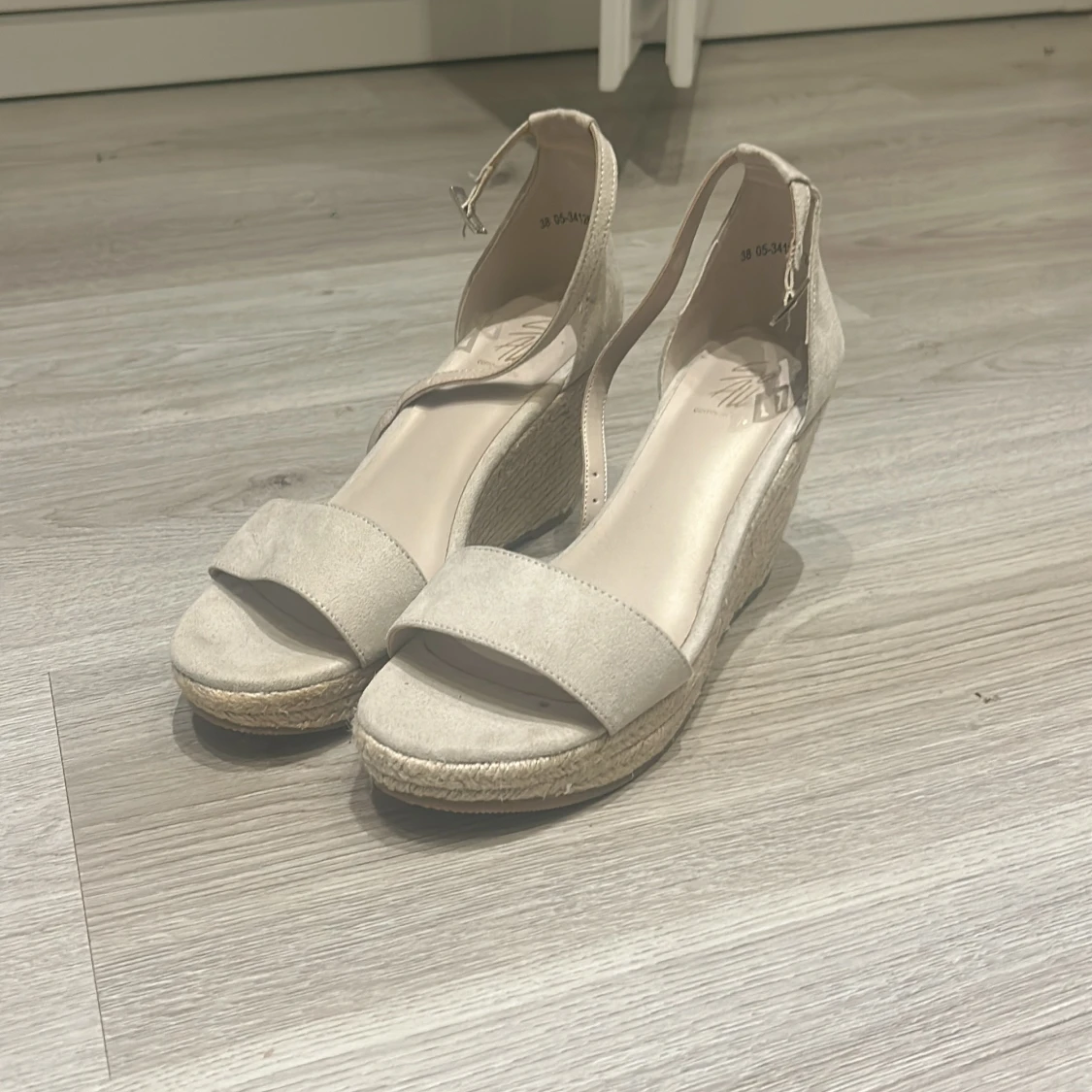 Beige kilklackssandaler