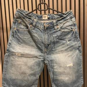 Säljer ett par snygga blå jeansshorts från 157 i storlek XS. De har en klassisk femficksdesign med slitna detaljer för en cool look. Perfekta för sommardagar eller avslappnade utflykter. Tillverkade i 100% bomull för en bekväm passform. Hör av dig vid intresse! 🌟