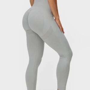 Scrunch tights - Träningstights med schrunch från One More rep, använt en gång och då insåg jag att de va för stora, färgen heter Grey Pearl, köpte för 500 kr