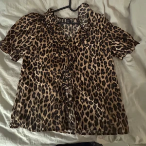 Blus - Jätte snygg leopard blus från SHEIN i storlek XL men passar L också🐆