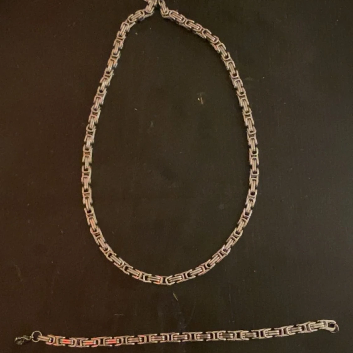 Silverfärgat halsband och armband