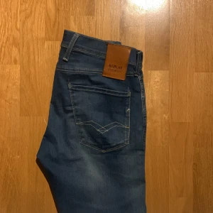 Replay Anbass - Sjukt snygga jeans från Replay! 7/10 skick! Nypris: ca 1500 Mitt pris: 499! Hör av dig vid funderingar och fler bilder!🙌