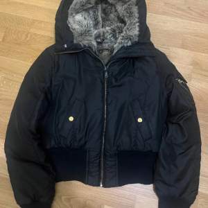 Funderar på att sälja denna vintage BabyPhat jackan, så detta är för att se om någon är intresserad ! Jag köpte den second hand för 1500kr, och den är självklart äkta som ni ser på bilden. Extremt svår att få tag på därmed de höga priset 🥲Jag har knappt använt den så kändes även surt att gå back på köpet så säljer den för 1400kr. Storlek M men passar som S ! 