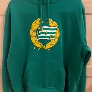 Säljer en grön hoodie från Craft med HIF-logga på bröstet. Den är gjord i en mjuk polyester- och bomullsblandning, perfekt för kyliga dagar. Hoodien är i L, lite liten i storleken. Kanske använd 1-2 gånger, skulle säga att skicket är 10/10 och ingen skillnad från helt ny. Priset kan diskuteras. . Om du har frågor eller annat så är det bara att skriva! 😀