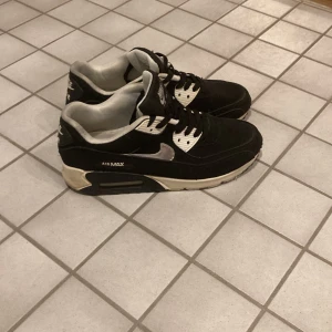 Nike air Max skor - Säljer mina air Max skor i storlek 45. Dom är lite små i storleken passar 44 också. Bra skick men använda lite grann. Hör av er vid frågor😁
