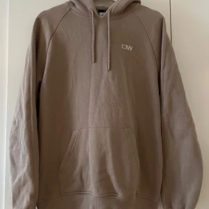 Beige hoodie från ICANIWILL - Säljer en snygg beige hoodie från ICANIWILL i storlek S. Den är supermjuk och perfekt för höst och vinter. Hoodien har en känguruficka och justerbar dragsko i huvan. Perfekt för både träning och chill! 🧥
