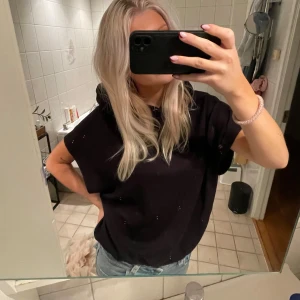 Trekvartsarm hoodie - Supersnygg svart trekvartarm hoodie! Aldrig använd💕💕