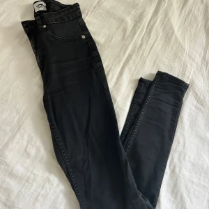 Svarta jeans i mycket bra skick - Säljer ett par svarta jeans i mycket bra skick. De är tighta och har en klassisk femficksdesign med knapp och dragkedja framtill. Perfekta för både vardag och fest! 🖤
