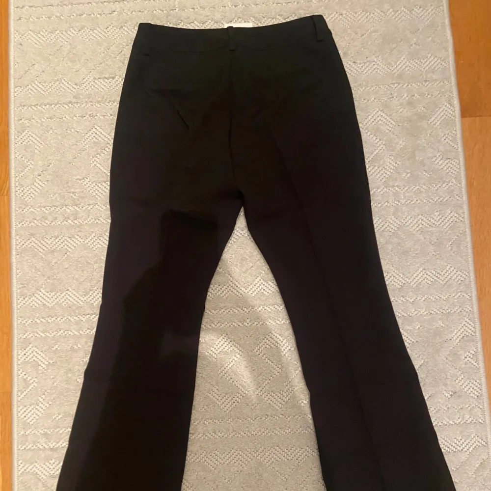 Helt nya bikbok kostymbyxor i petite. Lappen finns kvar och de är endast testade. Köpta för 499kr på bikbok. . Jeans & Byxor.