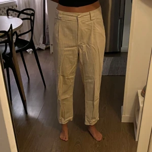 Beige manchesterbyxor - Beige manchesterbyxor från Topshop. Knappt använda, mycket bra skick.