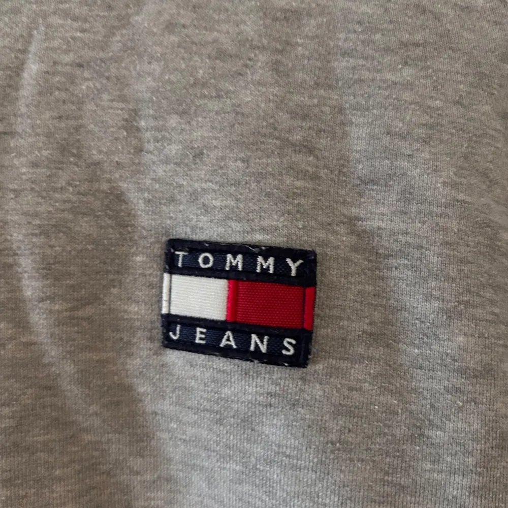Stor och mysig Tommy hilfiger jeans collection hoodie med stor luva. đ saknar snören.. Hupparit & Collegepaidat.