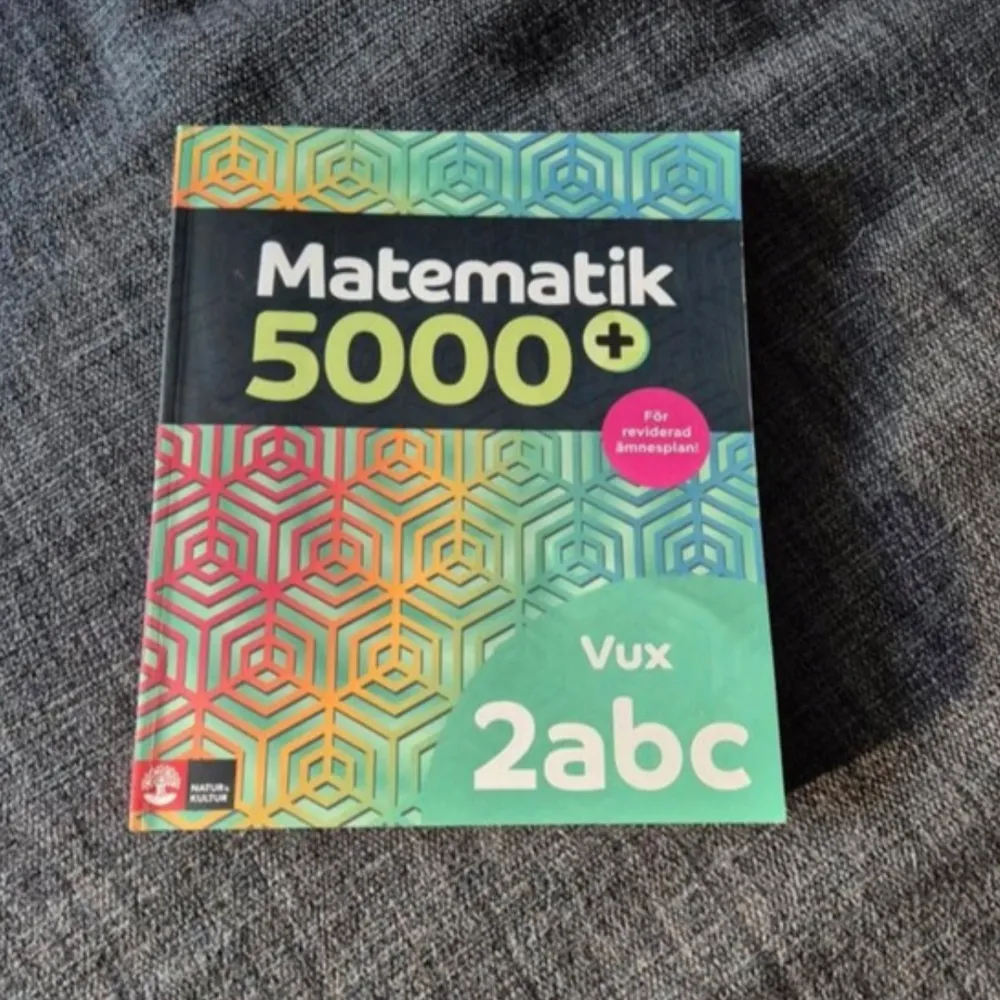 Matematik 5000+ Kurs 2abc Vux Lärobok Upplaga 2021. Små defekter så som anteckningar (suddade men små synliga tecken på användning) därav billigt pris. Annars gott skick. Senaste upplagan. Isbn 9789127462670. Böcker.