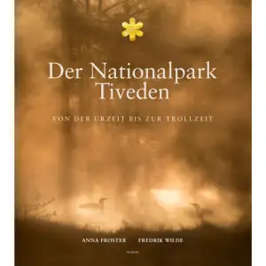 Tysk utgåva.Tivedens nationalpark, ett av Sveriges sydligaste urskogsområden, ligger mitt emellan Göteborg och Stockholm. Det här är boken för den som vill lära känna och utforska Tivedens nationalpark, men också för den som vill veta mer om hur en gammelskog fungerar, om vilka djur, växter och väsen som bebor den, och om vilka människor som en gång befolkade de fattigaste utmarkerna. En gång var Tiveden tillflyktsort för fredlösa som flydde från rättvisan, och blev känt som stigmännens och hedningarnas utmarker. Idag flyr folk hit för att undkomma det moderna samhällets tempo. Tivedens nationalpark är kärnan av medeltidens sägenomspunna tolvmilaskog. Här blev lite av urtiden kvar, i svindlande jättekast och skrovliga gammeltallar. Ingen lyckades riktigt tämja detta gråbergsrike som hela tiden vindlar uppåt och neråt, och aldrig bara är platt. Historien om Tiveden handlar om rövare och skogsfinsk trolldom, men också om vad en gammelskog är och varför Tiveden är viktigt för den svenska lodjursstammen. Om hur nattskärran kan surra utan andningspauser i juninatten och om en av världens äldsta organismer på stenblocken. Om att fira sommarsolståndet med skvattramrökelse och om att paddla över en svart skogstjärn. Medan storlommen ropar. Anna Froster är journalist, författare och biolog, med skog och artbevarande som utgångspunkter i skrivandet. Hon har även jobbat som skogsinventerare och har blicken för vad som döljer sig under mossa och bark. Anna har tidigare gett ut bland annat Hamra nationalpark urskog i myrland. (Votum) Fredrik Wilde, från Karlstad, är debutant i boksammanhang. Har jobbat som skogsbiolog åt myndigheter och skogsföretag i 22 år. Fotograferandet har funnits med sedan barnsben på hobbynivå men det är först på senare år som detta skett semiprofessionellt. Fredrik trivs bäst i gammelskogen där skogen fått sköta sig själv en längre tid och drivkraften i fotograferandet kommer ur utmaningen att fånga detta på bild. Boken utkommer även på svenska och engelska. ISBN Svenska: 9789188435057ISBN Engelska: 9789188435064ISBN Tyska: 9789188435071    Format Inbunden   Omfång 141 sidor   Språk Tyska   Förlag Votum & Gullers Förlag   Utgivningsdatum 2017-04-28   Medverkande Peter Wilde   Medverkande Peter Wilde   ISBN 9789188435071  