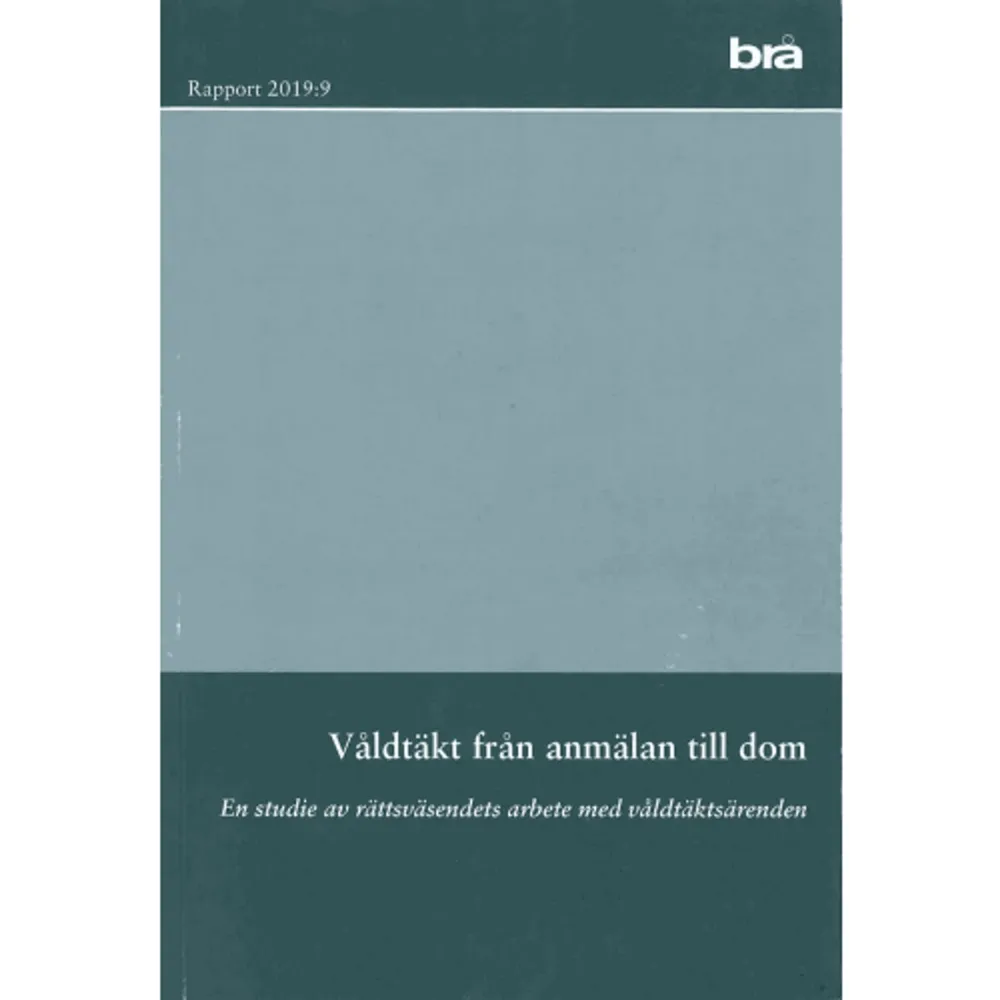 De senaste åren har omkring 5 av 100 anmälda våldtäkter resulterat i en fällande dom. År 2016 anmäldes 4 549 våldtäkter mot person som var minst 15 år. Samma år ledde 384 fall av våldtäkt till åtal och det utdömdes 194 fällande domar. Mot den bakgrunden har Brå haft i uppdrag av regeringen att studera rättsväsendets hantering av våldtäkt från anmälan till dom. Brå har studerat vad som utmärker anmälningarna om våldtäkt mot vuxen kvinna, hur utredningsarbetet bedrivs och vad som är orsaken till att så många utredningar läggs ned. Även domstolarnas verksamhet belyses.Brå har slumpmässigt valt ut 785 av våldtäktsanmälningarna 2016 och studerat allt material i ärendena. Brå har funnit brister av olika slag i ungefär var tionde utredning. Främst handlar det om att utredningen tagit för lång tid, att möjliga utredningsåtgärder inte vidtagits eller att förhören hade brister.Studien har gjorts på uppdrag av regeringen. Förhoppningen är att den ska vara till nytta både för rättsväsendet och för andra som är engagerade i frågan vad rättsväsendet kan göra för att våldtäktsutsatta ska få upprättelse och möjlighet till läkning.    Format Övrigt   Omfång 162 sidor   Språk Svenska   Förlag Norstedts Juridik   Utgivningsdatum 2019-08-02   ISBN 9789188599179  . Böcker.