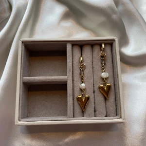 Mia earrings  - 49kr per par, gjorda i rostfritt stål vilket innebär att metallen inte färgar av sig eller tappar färg💐