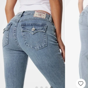 True Religion jeans - Säljer ett par snygga ljusblå jeans från True Religion från Raglady by Tara💖 säljer då jag insåg att jag köpte fel modell💞 är 172 och sitter perfekt i längden men passar längre också. Använt vid 2 tillfällen.  Dåligt ljus på mina egna bilder men ser ut som på modellbilderna💕 Köp direkt-900kr