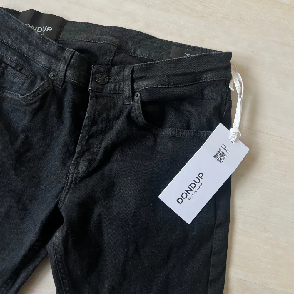 Säljer dessa as fräcka dondup jeans i nyskick! Storlek: 32! Modellen heter George & jeansen är köpta på United Fashion! Tags medföljer! Nypris: 3500kr . Jeans & Byxor.