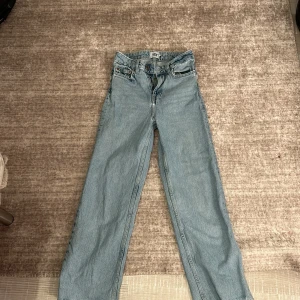 Blå jeans i storlek XXS - Säljer ett par snygga blå jeans från 157 i storlek XXS. De har en klassisk femficksdesign och är högmidjade med en straight passform. Perfekta för vardag. Säljer dem för dem är för små