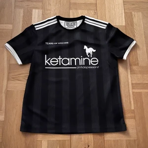 Tears of Dreams jersey  - limited svart fotbollströja från Tears of Dreams. Den har texten 'ketamine antidepressant' på framsidan och 'DREAMER 00' på baksidan. Sjuk grail så missa inte. Säljer endast för jag vill åka utomlands 🇪🇸(storlek S men kan passera som M) INTE FAST PRIS!