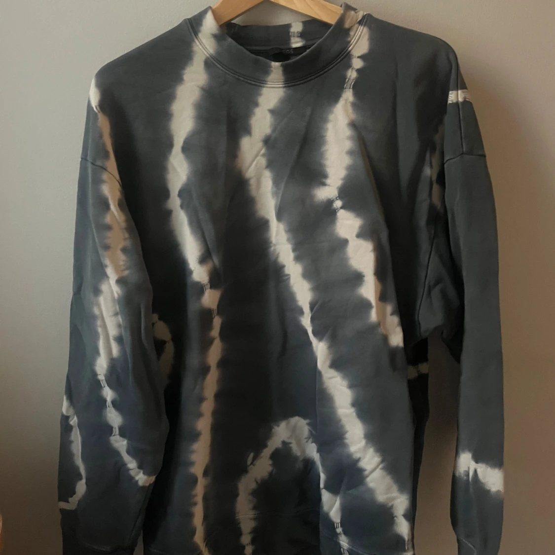 Grå och vit tie dye tröja