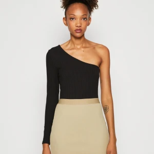 Svart oneshoulder topp - Snygg svart oneshoulder topp 🩷