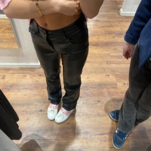 Svarta skinnbyxor - Säljer ett par snygga svarta skinnbyxor i mycket bra skick. De är högmidjade och har en tight passform som ger en cool look. Perfekta för höst och vinter, och funkar lika bra till vardags som till fest. 🖤