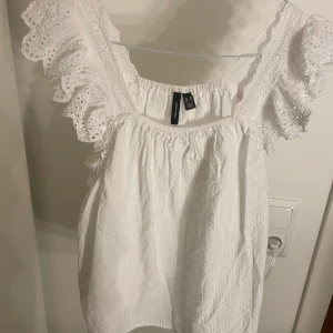 Vit volang topp - Super söt volang topp köpt på zalando men märket är vero moda, storlek xs, inga defekter, 100 kr🫶🫶