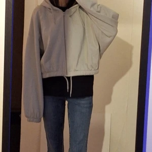 Hoodie med dragkedja - Hoodien är i storlek S/XS. Säljer den för att jag råkat köpa två. Men otroligt fin och mysig.