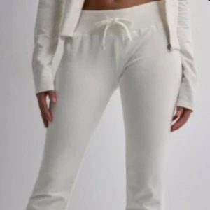 Nelly mjukisbyxor - Nellys vita mjukisbyxor som är slutsålda💕