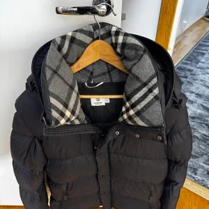 Svart burbbery jacka  - Säljer en svart burbbery jacka,. Jackan är båda väst och vanlig jacka, perfekt för kalla dagar. Den är i bra skick och passar för dig som är S. 